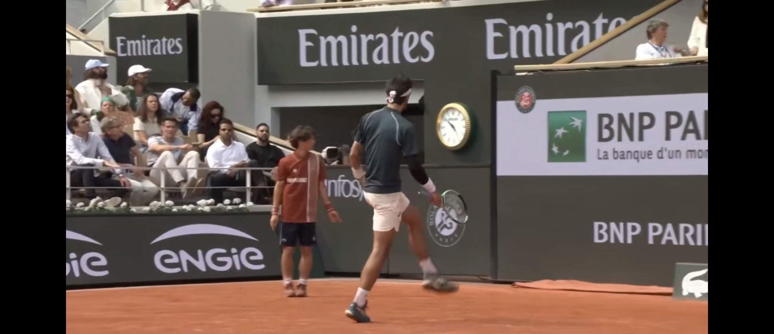 包含英国网球队血洗美国网球队，德约科维奇送出助攻的词条