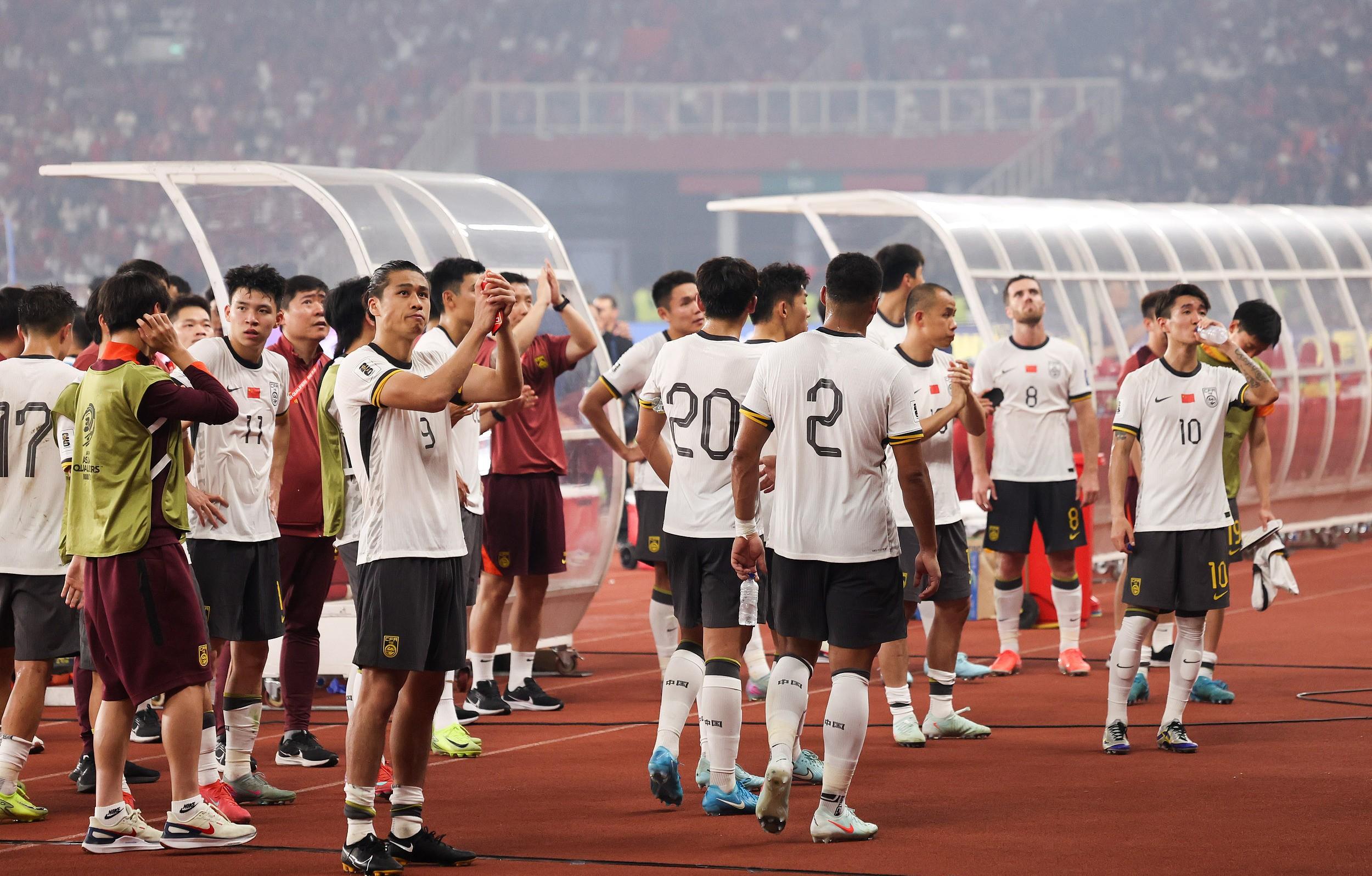 足球豪门实力对抗强强角逐，国内联赛巅峰荣耀之役